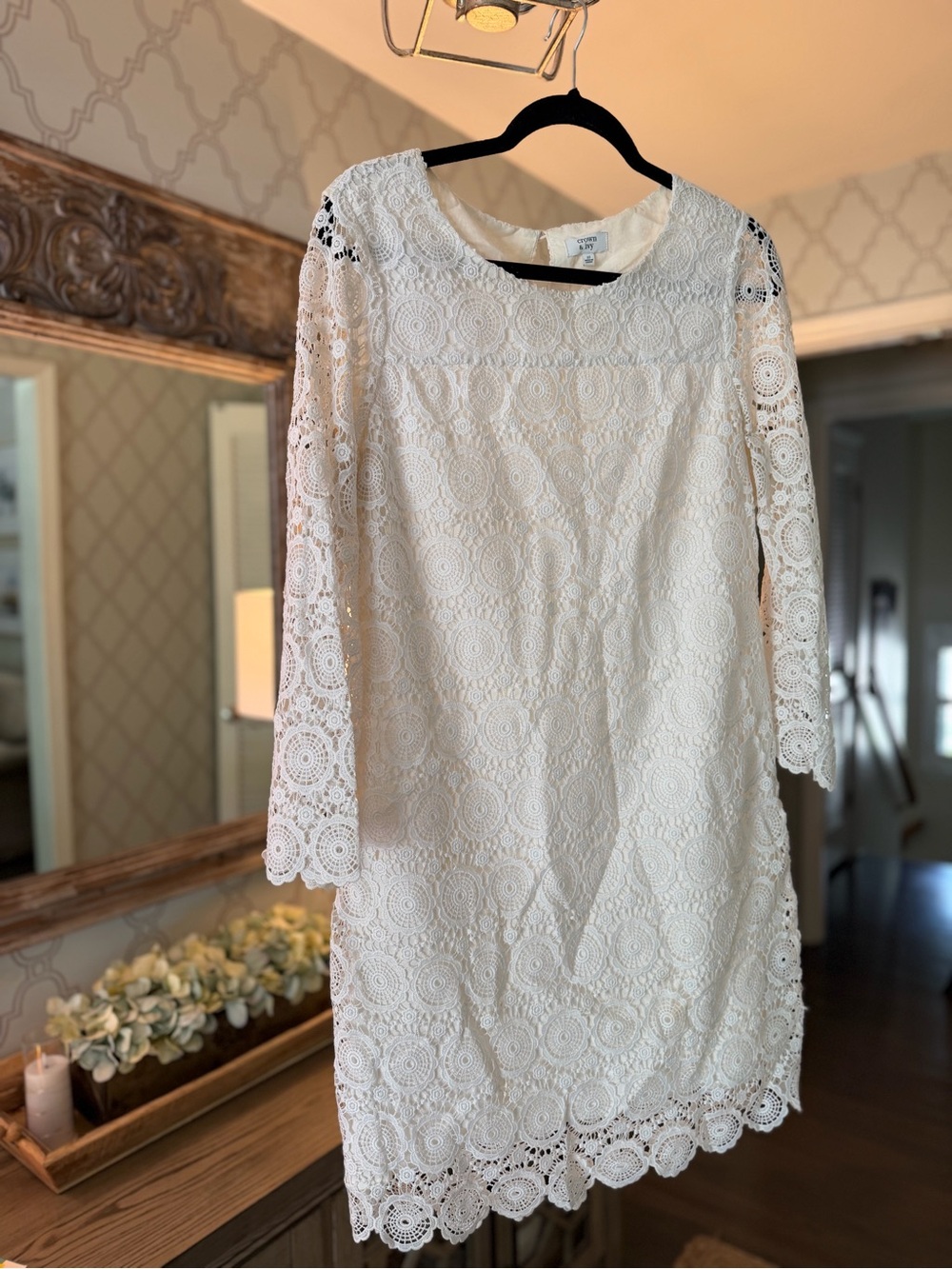 Elegant Crown & Ivy White Lace Shift Dress - Three-Quarter Sleeves